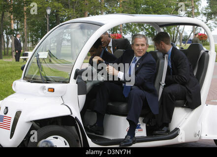 Il Presidente degli Stati Uniti George W. Bush aziona un motore elettrico Carrello Il suo modo per meeting di lavoro in occasione del Vertice G8 di San Pietroburgo, Russia, 17 luglio 2006. La testa dei governi di soddisfare per colloqui a San Pietroburgo dal 15 al 17 luglio. Foto: Bernd Settnik Foto Stock