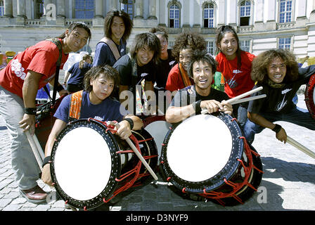 Il gruppo "Yamato - i batteristi del Giappone' pone a Bebelplatz-square a Berlino, Germania, mercoledì 19 luglio 2006. Il gruppo si esibirà a Berlino la società opera 'Komische Oper' dal 21 fino al 31 luglio 2006. Phto: Marcel Mettelsiefen Foto Stock