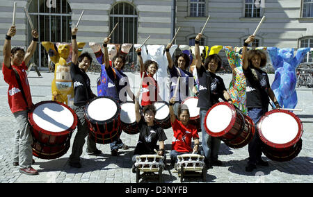 Il gruppo "Yamato - i batteristi del Giappone' pone a Bebelplatz-square a Berlino, Germania, mercoledì 19 luglio 2006. Il gruppo si esibirà a Berlino la società opera 'Komische Oper' dal 21 fino al 31 luglio 2006. Phto: Marcel Mettelsiefen Foto Stock