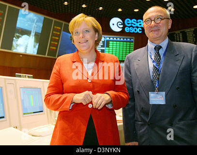 Il cancelliere tedesco Angel Merkel (L) sorrisi per i fotografi in sala di controllo del satellite per il centro di controllo della Agenzia spaziale europea ESA/occu con il direttore generale dell'ESA Jean-Jacques Dordain (R) a Darmstadt, Germania, 20 luglio 2006. Il programma comprendeva una chiamata telefonica con un astronauta tedesco Thomas Reiter presso la Stazione Spaziale Internazionale ISS. Merkel era stato accolto con favore da Koch ea Foto Stock