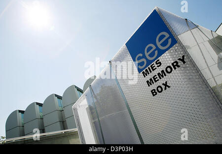 La foto mostra il mobile Mies casella di memoria di fronte all'Archivio Bauhaus di Berlino, Germania, Mercoledì, 26 luglio 2006. Lo scopo del Mies Memory Box è di introdurre i visitatori a un lavoro perso da architetto Ludwig Mies van der Rohe, Haus Wolf a Guben/Gubin e ad esaminare oggi le opportunità per questa città German-Polish e la circostante regione di Lausitz. Un altro obiettivo di th Foto Stock