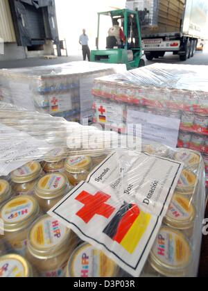 Un operatore carrello elevatore a forche della Croce Rossa tedesca (DRK) confezioni pallet pieno di cibo per neonati su un camion in Bremen, Germania, giovedì, 27 luglio 2006. Il pranzo carrello per poi dirigersi verso la Giordania dove la DRK ha impostato un punto di collettivo per i prodotti alimentari e di forniture mediche. In seguito cura i pacchetti di aiuti saranno spediti al Libano. Foto: Michael Bahlo Foto Stock