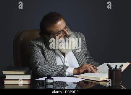 Il critico la scrittura recensione su un libro Foto Stock