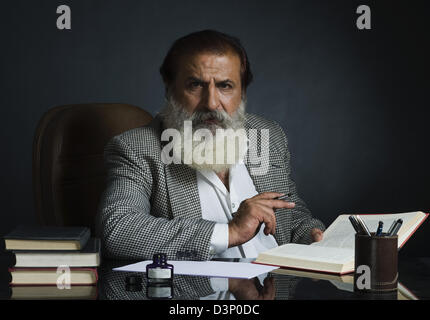 Il critico la scrittura recensione su un libro Foto Stock