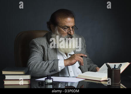 Il critico la scrittura recensione su un libro Foto Stock