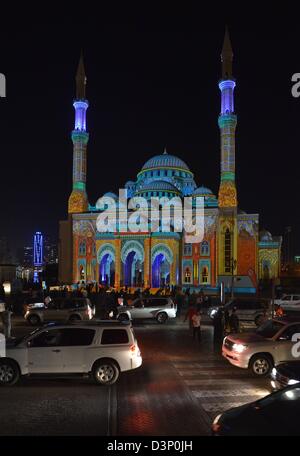 Sharjah Light Festival 2013 (illuminare la vostra immaginazione). Mosscheen illuminato in Sharjah city in Sharjah. La foto mostra la Masjid Al Noor. Foto Stock