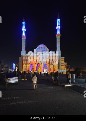 Sharjah Light Festival 2013 (illuminare la vostra immaginazione). Mosscheen illuminato in Sharjah city in Sharjah. La foto mostra la Masjid Al Noor. Foto Stock