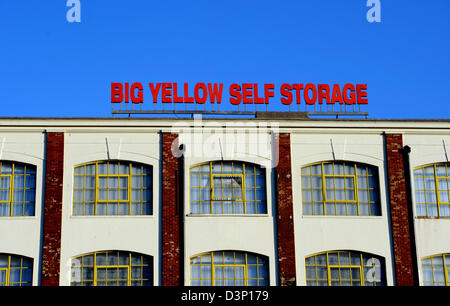 Grande giallo Self Storage company creazione contro il cielo blu a Brighton Regno Unito Foto Stock