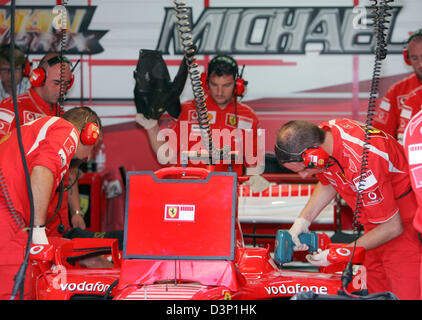 I meccanici della Ferrari di Formula Uno il lavoro di squadra su Michael Schumacher la vettura durante la terza sessione di prove libere al tedesco di Formula 1 Grand Prix a Hockenheim gara via, in Germania, sabato 29 luglio 2006. DPA/CARMEN JASPERSEN Foto Stock