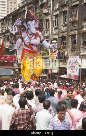 Idol del Signore Ganesha che rappresentano il Signore Shiva alla cerimonia di immersione, Mumbai, Maharashtra, India Foto Stock