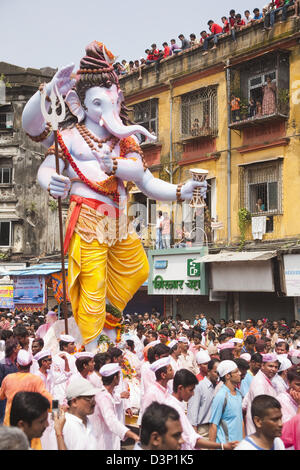 Idol del Signore Ganesha che rappresentano il Signore Shiva alla cerimonia di immersione, Mumbai, Maharashtra, India Foto Stock