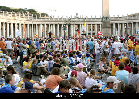 Migliaia di pellegrini affollano sulla piazza di San Pietro in Vaticano, lo Stato della Città del Vaticano, Martedì, 01 agosto 2006. Dal 30 luglio al 06 agosto quasi 42.000 accoliti provenienti da 17 diverse nazioni si incontrano a Roma per un convegno internazionale "a tema piritus Vivificat'. Foto: Lars Halbauer Foto Stock