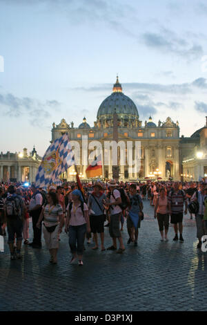 La folla di pellegrini in piazza San Pietro nella Città del Vaticano, lo Stato della Città del Vaticano, Martedì, 01 agosto 2006. Dal 30 luglio al 06 agosto quasi 42.000 accoliti provenienti da 17 diverse nazioni si incontrano a Roma per un convegno internazionale "a tema piritus Vivificat'. Foto: Lars Halbauer Foto Stock