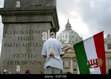 La foto mostra un pellegrino in Piazza San Pietro nella Città del Vaticano, lo Stato della Città del Vaticano, Martedì, 01 agosto 2006. Dal 30 luglio al 06 agosto quasi 42.000 accoliti provenienti da 17 diverse nazioni si incontrano a Roma per un convegno internazionale "a tema piritus Vivificat'. Foto: Lars Halbauer Foto Stock