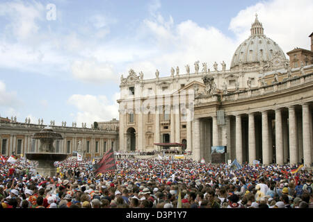 Migliaia di pellegrini affollano sulla piazza di San Pietro in Vaticano, lo Stato della Città del Vaticano, mercoledì, 02 agosto 2006. Dal 30 luglio al 06 agosto quasi 42.000 accoliti provenienti da 17 diverse nazioni si incontrano a Roma per un convegno internazionale "a tema piritus Vivificat'. Foto: Lars Halbauer Foto Stock