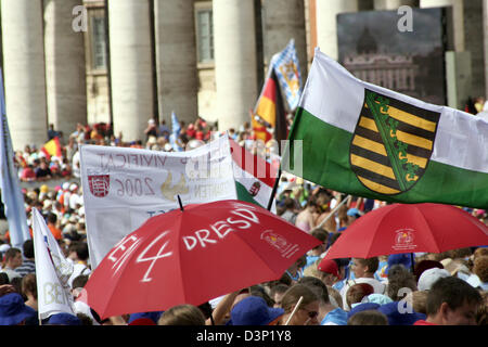 Migliaia di pellegrini affollano sulla piazza di San Pietro in Vaticano, lo Stato della Città del Vaticano, mercoledì, 02 agosto 2006. Dal 30 luglio al 06 agosto quasi 42.000 accoliti provenienti da 17 diverse nazioni si incontrano a Roma per un convegno internazionale "a tema piritus Vivificat'. Foto: Lars Halbauer Foto Stock