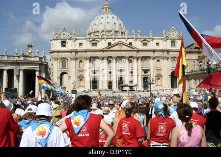 Migliaia di pellegrini affollano sulla piazza di San Pietro in Vaticano, lo Stato della Città del Vaticano, mercoledì, 02 agosto 2006. Dal 30 luglio al 06 agosto quasi 42.000 accoliti provenienti da 17 diverse nazioni si incontrano a Roma per un convegno internazionale "a tema piritus Vivificat'. Foto: Lars Halbauer Foto Stock