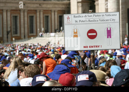 Migliaia di pellegrini affollano sulla piazza di San Pietro in Vaticano, lo Stato della Città del Vaticano, mercoledì, 02 agosto 2006. Dal 30 luglio al 06 agosto quasi 42.000 accoliti provenienti da 17 diverse nazioni si incontrano a Roma per un convegno internazionale "a tema piritus Vivificat'. Foto: Lars Halbauer Foto Stock