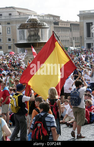 Migliaia di pellegrini affollano sulla piazza di San Pietro in Vaticano, lo Stato della Città del Vaticano, Martedì, 01 agosto 2006. Dal 30 luglio al 06 agosto quasi 42.000 accoliti provenienti da 17 diverse nazioni si incontrano a Roma per un convegno internazionale "a tema piritus Vivificat'. Foto: Lars Halbauer Foto Stock