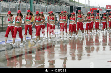 Formula One grid ragazze sono illustrati prima del Gran Premio di Ungheria sul circuito di Hungaroring race track vicino a Budapest, Ungheria, Domenica, 06 agosto 2006. Foto: Rainer Jensen Foto Stock