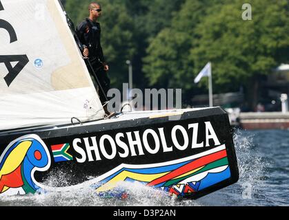 La foto mostra la barca di sudafricano del Team Shosholoza durante il 2006 tedesco Sailing Grand Prix nel fiordo di Kiel, Germania, sabato, 05 agosto 2006. Insieme con la United Internet Team Germany e americano BMW Oracle Racing yacht a tre vie per il diritto di contestare la difesa campione del Team Alinghi per la Coppa America nel 2007. Foto: Maurizio Gambarini Foto Stock