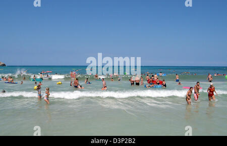 I turisti sono foto della spiaggia di Cala Ratjada sull'isola di Mallorca, Spagna, Martedì, 01 agosto 2006. Foto: Joerg Carstensen Foto Stock