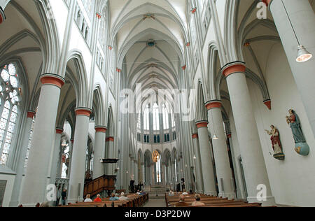 La foto mostra l'interno della cattedrale di Altenberg, Germania, 6 agosto 2006. Per dodici anni il duomo di Altenberg, la gemma del Bergisches Land regione, è stato rinnovato. La cattedrale è utilizzato dal 1887 come chiesa oecumenical dai cattolici e protestanti. Un servizio oecumenic con atto cerimoniale costituisce la fine ufficiale per le opere su 25 Agosto 2006 con Cardin Foto Stock