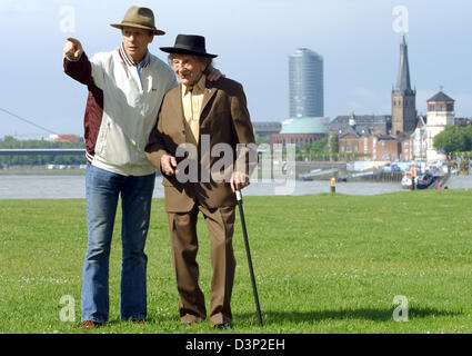 La corda artisti 'L' Thuranos Konrad Turano (L) e suo figlio Giovanni passeggiata a fiume Reno le banche a Duesseldorf in Germania, 30 maggio 2006. Konrad Thurano è un nati e allevati Duesseldorf towner godendo sempre per tornare alla sua città natale nonostante la sua carriera internazionale. Il 97-anno-vecchio artista di corda e il suo 60-anno-vecchio figlio stanno andando essere in tour con un auto-deprecating padre-figlio pe Foto Stock