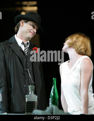 Punk cantante e attore Campino come Mack il coltello e Birgit Minichmayr come Polly Peachum (R) sono illustrati nel corso di una prova di Brecht Threepenny dell Opera di Berlino in Germania, martedì, 08 agosto 2006. Diretto dal famoso attore Klaus Maria Brandauer opera anteprime in Berlino dell'Admiral Palace venerdì prossimo, 11 agosto. Foto: Jens Kalaene (ATTENZIONE: il periodo di conservazione viene eseguito fino a quando F Foto Stock