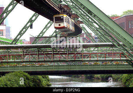 La foto mostra il cavo elevata ferrovia in Wuppertal, Germania, venerdì 04 agosto 2006. Il vehical, inaugurato nel 1900, è stato in un primo momento impopolare ma divenne rapidamente il segno distintivo della città nonché una attrazione turistica. Il cavo di elevata ferrovia commuta a una distanza di 13,3 chilometri e si ferma a 20 stazioni. Foto: Horst Ossinger Foto Stock