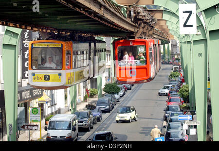 La foto mostra il cavo elevata sopra ferroviaria Sonnborner street a Wuppertal, Germania, venerdì 04 agosto 2006. Il vehical, inaugurato nel 1900, è stato in un primo momento impopolare ma divenne rapidamente il segno distintivo della città nonché una attrazione turistica. Il cavo di elevata ferrovia commuta a una distanza di 13,3 chilometri e si ferma a 20 stazioni. Foto: Horst Ossinger Foto Stock