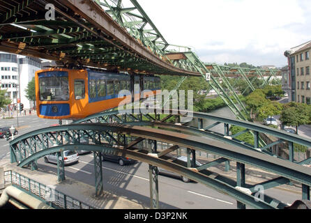 La foto mostra il cavo elevata ferrovia in Wuppertal, Germania, venerdì 04 agosto 2006. Il vehical, inaugurato nel 1900, è stato in un primo momento impopolare ma divenne rapidamente il segno distintivo della città nonché una attrazione turistica. Il cavo di elevata ferrovia commuta a una distanza di 13,3 chilometri e si ferma a 20 stazioni. Foto: Horst Ossinger Foto Stock