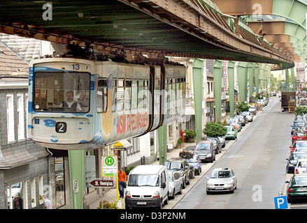 La foto mostra il cavo elevata sopra ferroviaria Sonnborner street a Wuppertal, Germania, venerdì 04 agosto 2006. Il vehical, inaugurato nel 1900, è stato in un primo momento impopolare ma divenne rapidamente il segno distintivo della città nonché una attrazione turistica. Il cavo di elevata ferrovia commuta a una distanza di 13,3 chilometri e si ferma a 20 stazioni. Foto: Horst Ossinger Foto Stock