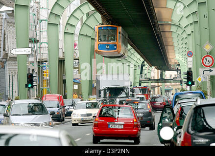 La foto mostra il cavo elevata sopra ferroviaria Sonnborner street a Wuppertal, Germania, venerdì 04 agosto 2006. Il vehical, inaugurato nel 1900, è stato in un primo momento impopolare ma divenne rapidamente il segno distintivo della città nonché una attrazione turistica. Il cavo di elevata ferrovia commuta a una distanza di 13,3 chilometri e si ferma a 20 stazioni. Foto: Horst Ossinger Foto Stock