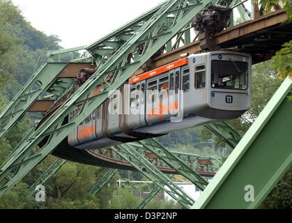 La foto mostra il cavo elevata ferrovia in Wuppertal, Germania, venerdì 04 agosto 2006. Il vehical, inaugurato nel 1900, è stato in un primo momento impopolare ma divenne rapidamente il segno distintivo della città nonché una attrazione turistica. Il cavo di elevata ferrovia commuta a una distanza di 13,3 chilometri e si ferma a 20 stazioni. Foto: Horst Ossinger Foto Stock