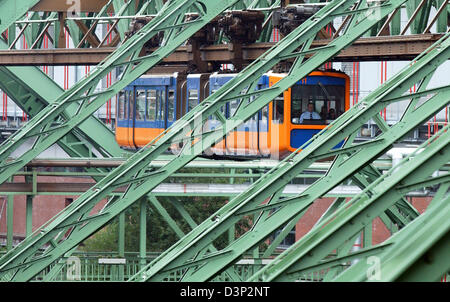 La foto mostra il cavo elevata ferrovia in Wuppertal, Germania, venerdì 04 agosto 2006. Il vehical, inaugurato nel 1900, è stato in un primo momento impopolare ma divenne rapidamente il segno distintivo della città nonché una attrazione turistica. Il cavo di elevata ferrovia commuta a una distanza di 13,3 chilometri e si ferma a 20 stazioni. Foto: Horst Ossinger Foto Stock