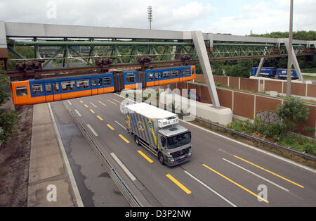 La foto mostra il cavo elevata ferrovia sopra l'autostrada A 46 a Wuppertal, Germania, venerdì 04 agosto 2006. Il vehical, inaugurato nel 1900, è stato in un primo momento impopolare ma divenne rapidamente il segno distintivo della città nonché una attrazione turistica. Il cavo di elevata ferrovia commuta a una distanza di 13,3 chilometri e si ferma a 20 stazioni. Foto: Horst Ossinger Foto Stock