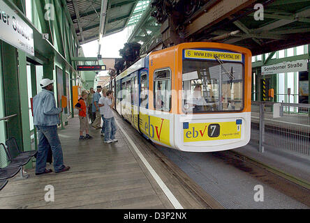 La foto mostra il cavo elevata arresto ferroviario alla stazione Sonnborner street a Wuppertal, Germania, venerdì 04 agosto 2006. Il vehical, inaugurato nel 1900, è stato in un primo momento impopolare ma divenne rapidamente il segno distintivo della città nonché una attrazione turistica. Il cavo di elevata ferrovia commuta a una distanza di 13,3 chilometri e si ferma a 20 stazioni. Foto: Horst Ossinger Foto Stock