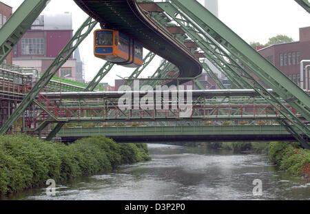 La foto mostra il cavo elevata ferrovia in Wuppertal, Germania, venerdì 04 agosto 2006. Il vehical, inaugurato nel 1900, è stato in un primo momento impopolare ma divenne rapidamente il segno distintivo della città nonché una attrazione turistica. Il cavo di elevata ferrovia commuta a una distanza di 13,3 chilometri e si ferma a 20 stazioni. Foto: Horst Ossinger Foto Stock