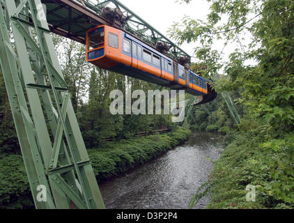 La foto mostra il cavo elevata ferrovia in Wuppertal, Germania, venerdì 04 agosto 2006. Il vehical, inaugurato nel 1900, è stato in un primo momento impopolare ma divenne rapidamente il segno distintivo della città nonché una attrazione turistica. Il cavo di elevata ferrovia commuta a una distanza di 13,3 chilometri e si ferma a 20 stazioni. Foto: Horst Ossinger Foto Stock