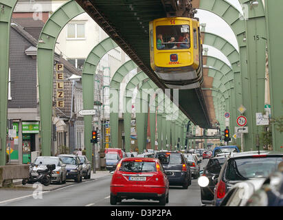 La foto mostra il cavo elevata sopra ferroviaria Sonnborner street a Wuppertal, Germania, venerdì 04 agosto 2006. Il vehical, inaugurato nel 1900, è stato in un primo momento impopolare ma divenne rapidamente il segno distintivo della città nonché una attrazione turistica. Il cavo di elevata ferrovia commuta a una distanza di 13,3 chilometri e si ferma a 20 stazioni. Foto: Horst Ossinger Foto Stock