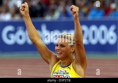 Atleta svedese Susanna Kallur cheers vincendo il 110m Ostacoli Donne al XIX Europan di Atletica a Gothenburg, Svezia, Venerdì, 11 agosto 2006. Foto: Kay Nietfeld Foto Stock