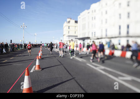 Concorrenti e fund-raisers' prendere parte al Brighton mezza maratona nel febbraio 2013 Foto Stock