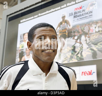 Etiope a lunga distanza star runner Haile Gebrselassie Sorrisi durante una conferenza stampa per la trentatreesima Berlin-Marathon a Berlino, Germania, lunedì, 21 agosto 2006. Gebrselassie entrerà la gara per il jackpot del Mondo Marathon major (WMM) al 'reale,- Berlin-Marathon' il 24 settembre. Berlino sarà la prima delle tre gare di WMM in autunno. Essa sarà seguita dalla ch Foto Stock