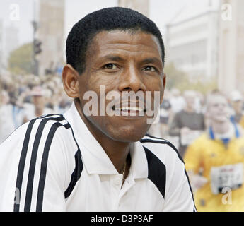 Etiope a lunga distanza star runner Haile Gebrselassie Sorrisi durante una conferenza stampa per la trentatreesima Berlin-Marathon a Berlino, Germania, lunedì, 21 agosto 2006. Gebrselassie entrerà la gara per il jackpot del Mondo Marathon major (WMM) al 'reale,- Berlin-Marathon' il 24 settembre. Berlino sarà la prima delle tre gare di WMM in autunno. Essa sarà seguita dalla ch Foto Stock