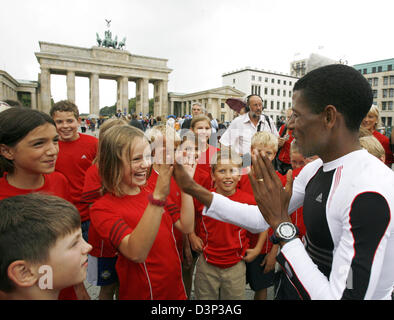 Etiope a lunga distanza star runner Haile Gebrselassie (R) dice addio ad un gruppo di adolescenti corridori della maratona di fronte alla Porta di Brandeburgo a Berlino, Germania, lunedì, 21 agosto 2006. Gebrselassie entrerà la gara per il jackpot del Mondo Marathon major (WMM) al 'reale,- Berlin-Marathon' il 24 settembre. Berlino sarà la prima delle tre gare di WMM in autunno. Esso Foto Stock