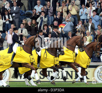 Il tedesco dressage piloti (L-R) Nadine Capellmann (su Elvis), Isabell Werth (su Satchmo), Hubertus Schmidt (su Wansuela suerte) e Heike Kemmer (su Bonaparte) giro a un giro d'onore durante il ARAG Grand Prix al FEI World Equestrian Games Aachen 2006 ad Aachen, Germania, Mercoledì, 23 agosto 2006. Il team tedesco ha vinto la medaglia d'oro per la DECIMA volta. L'ultima sconfitta tedesca durante una Foto Stock