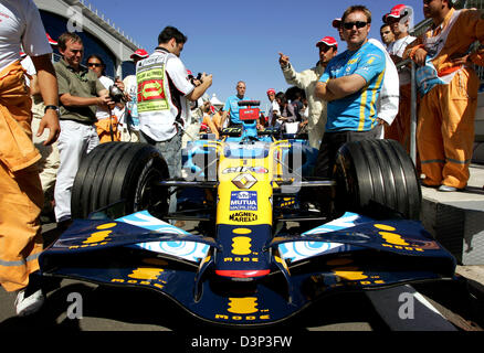 La vettura da gara di spagnolo pilota di Formula Uno Fernando Alonso è circondato da ventole a Istanbul Park, il circuito di gara nei pressi di Istanbul, Turchia, giovedì, 24 agosto 2006. Formula 1 Gran Premio di Turchia si terrà domenica 27 agosto. Foto: Rainer Jensen Foto Stock