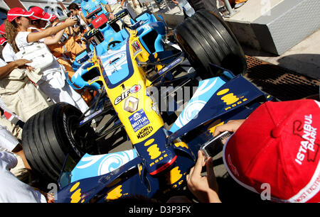 La vettura da gara di spagnolo pilota di Formula Uno Fernando Alonso è circondato da ventole a Istanbul Park, il circuito di gara nei pressi di Istanbul, Turchia, giovedì, 24 agosto 2006. Formula 1 Gran Premio di Turchia si terrà domenica 27 agosto. Foto: Rainer Jensen Foto Stock