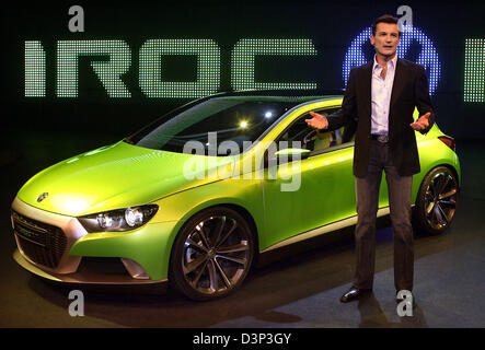 Wolfgang Bernhard, presidente del marchio Volkswagen group, sorge accanto al design-studio IROC su un palcoscenico di Berlino, Germania, giovedì 24 agosto 2006. La nuova vettura sportiva è impostato per essere prodotte in Portogallo a partire dal 2008. Bernhard ha annunciato 10 nuove automobili per lo stesso anno. Nuovi prodotti dovrebbe promuovere la riabilitazione del marchio tradizionale. Foto: Steffen Kugler Foto Stock
